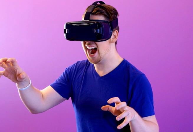 Homem usando oculos e realidade virtual